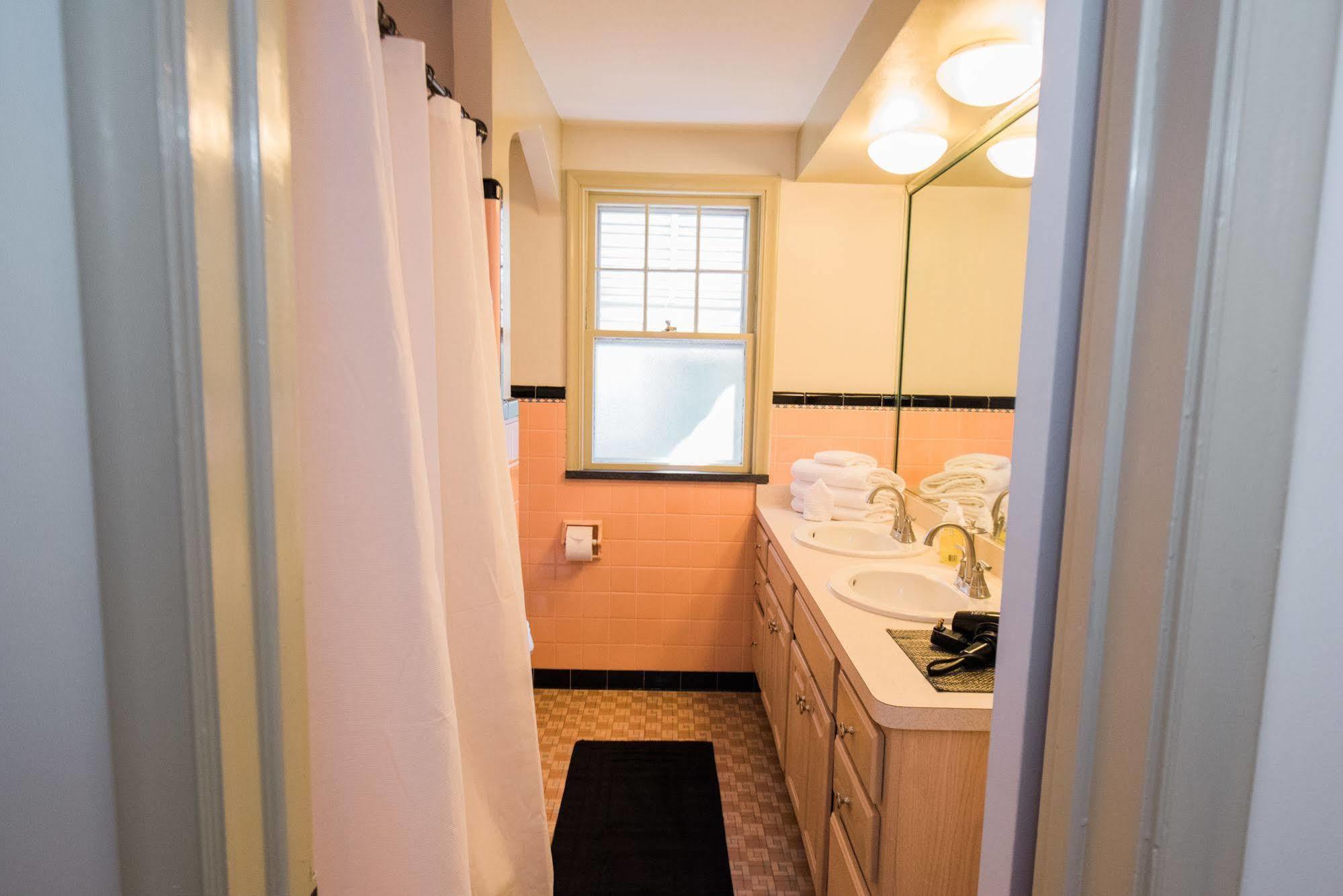 The Little Italy Of Niagara Falls Bed & Breakfast Extérieur photo